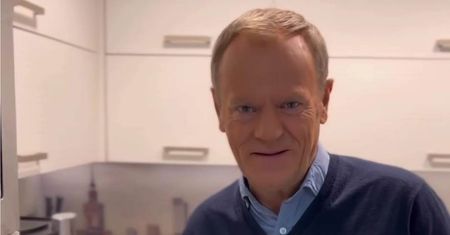 Tusk stanął przy wnuku. Jedna rzecz rzuca się w oczy