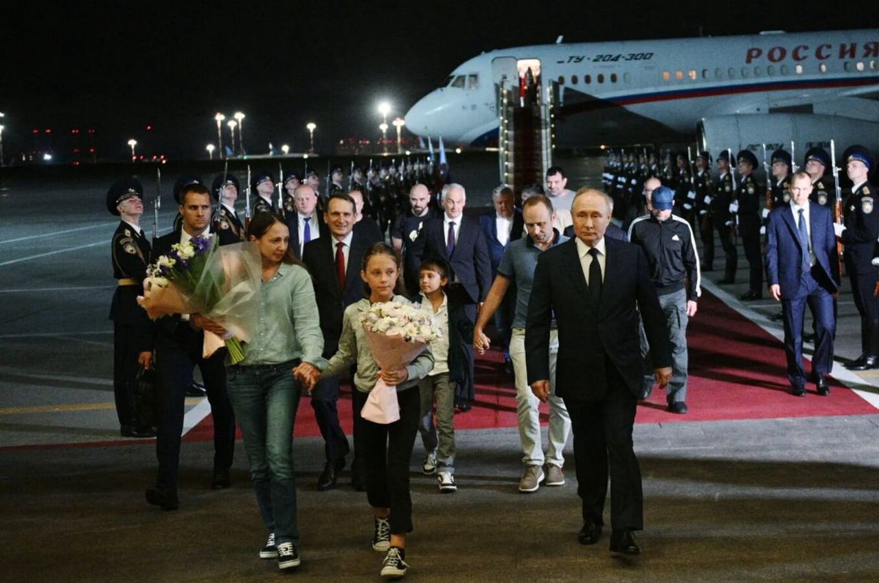 The Dulcew family welcomed at the airport by Putin