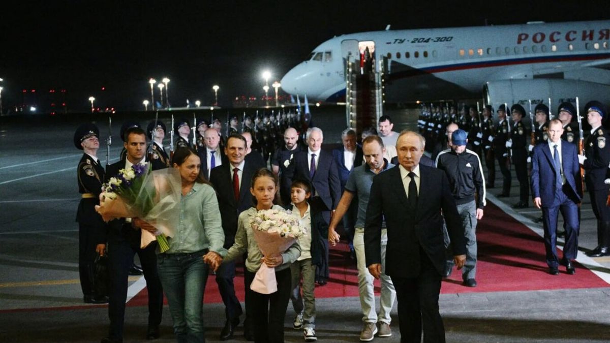 Rodzina Dulcewów witana na lotnisku przez Putina