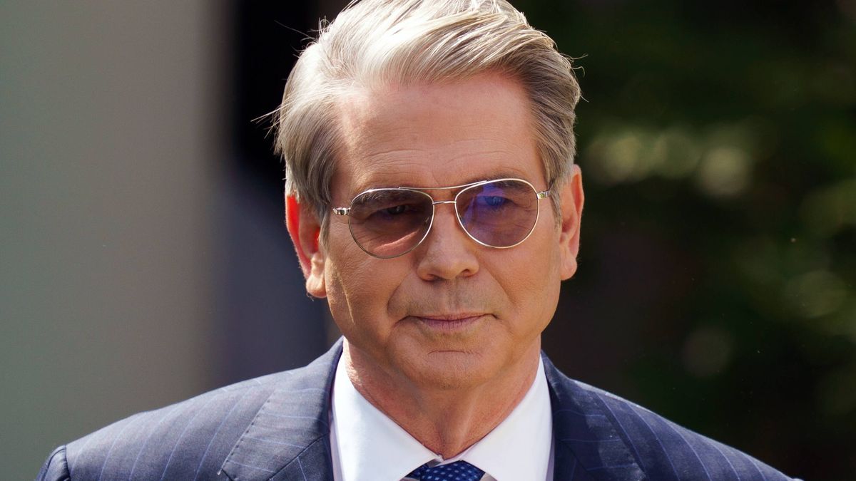 US President Trump signs the 'Take it Down' Act in the Rose Garden of the White House
epa12117907 US Treasury Secretary Scott Bessent attends the signing of the 'Take it Down' Act in the Rose Garden of the White House, Washington, DC, USA, 19 May 2025. The bill will make it illegal to share nonconsensual, explicit images online and force online platforms to remove imagery after 48 hours.  EPA/WILL OLIVER 
Dostawca: PAP/EPA.
WILL OLIVER
government, laws, bill, politics, podium, mic, flowers, flag