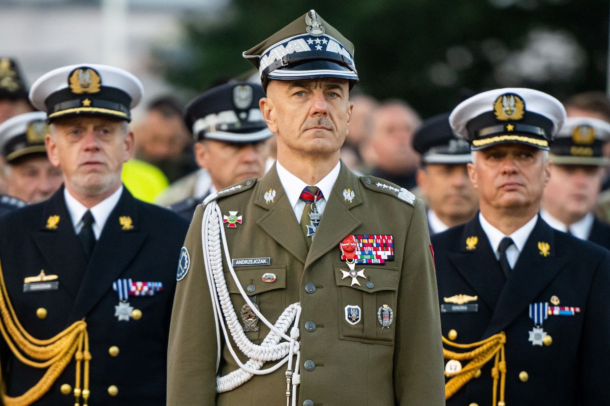 Gen. Andrzejczak po dymisji ruszył do Pragi. Pałac Prezydencki o ...