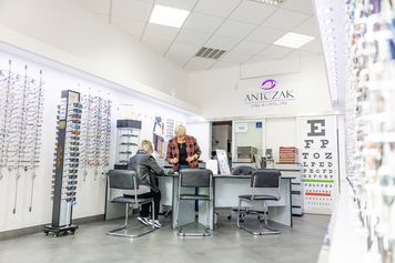 Toruń. Okulary dobrane nie tylko do twarzy, ale i charakteru. Tak od 50 lat działa Zakład Optyczny Antczak