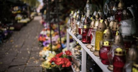 Tyle chcą za znicze w sieciówkach. Znamy ceny
