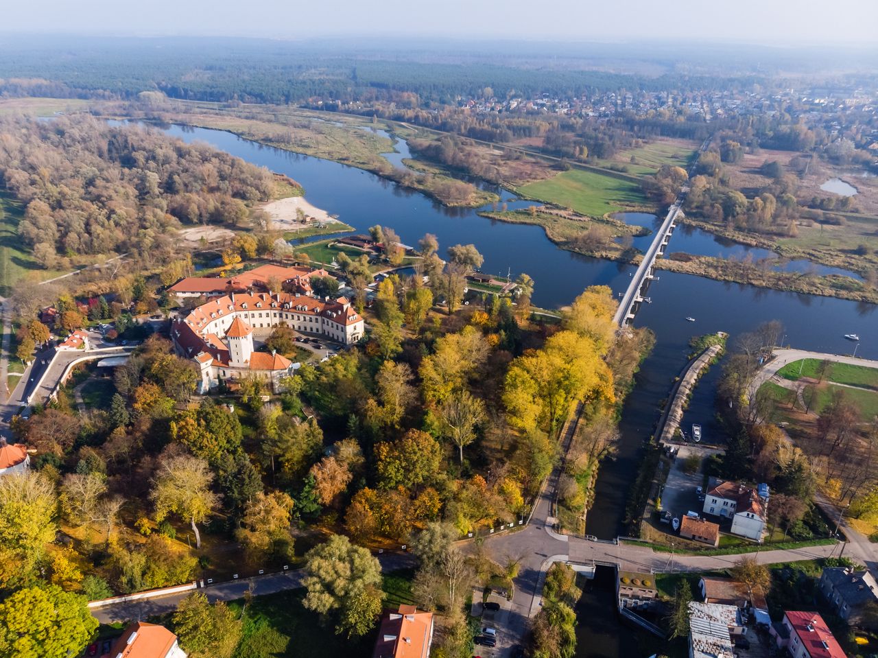 Nieodkryte miejsca w cieniu Warszawy. Zachwycą każdego