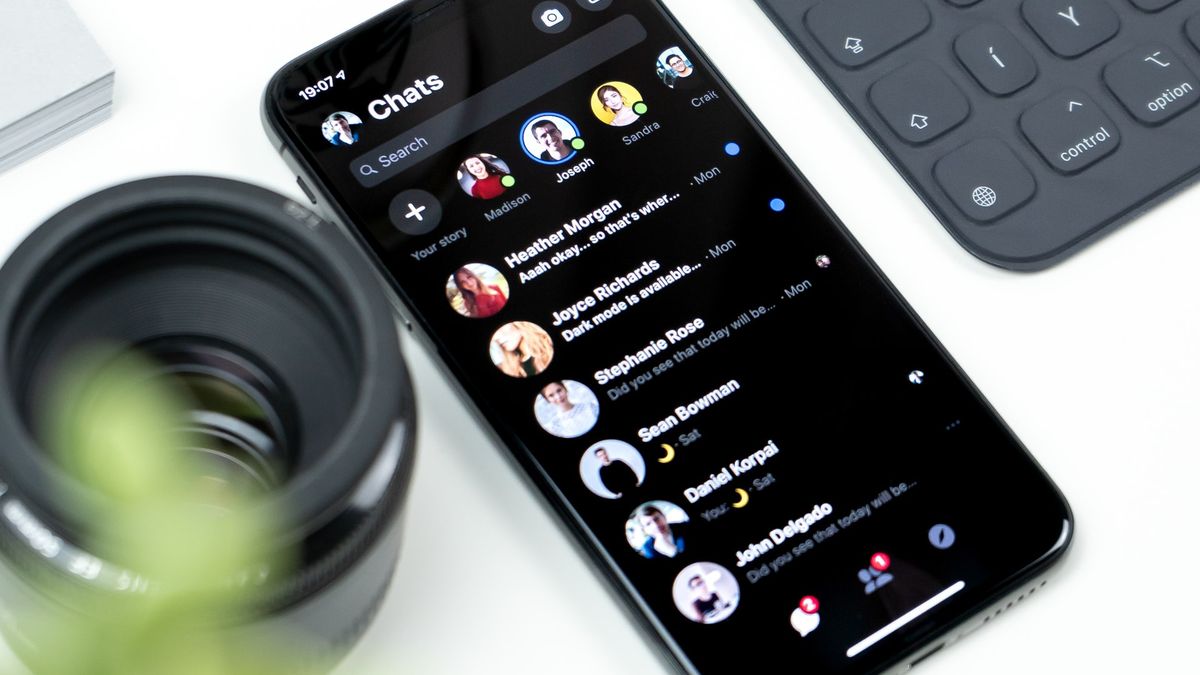 Messenger powie znajomym, że bateria w twoim telefonie pada. Facebook testuje automatyczne statusy 1