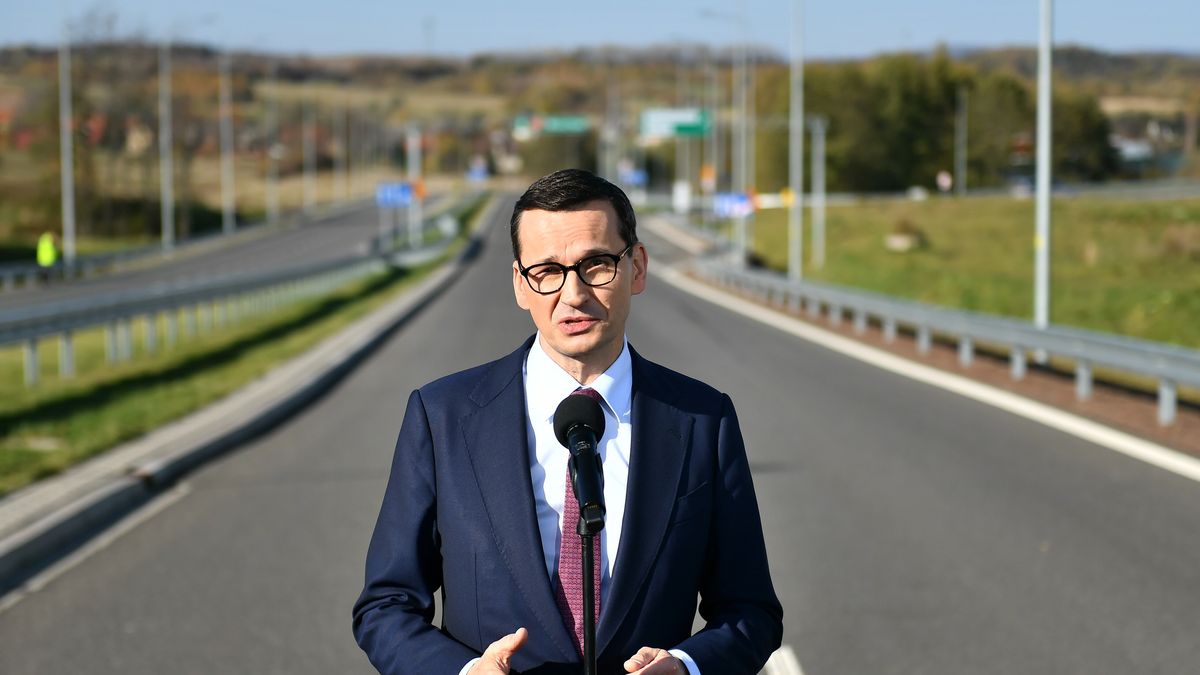 Wałbrzych, 28.10.2022. Premier Mateusz Morawiecki podczas uroczystego otwarcia obwodnicy Wałbrzycha w ciągu drogi krajowej nr 35, 28 bm. (jm) PAP/Maciej Kulczyński