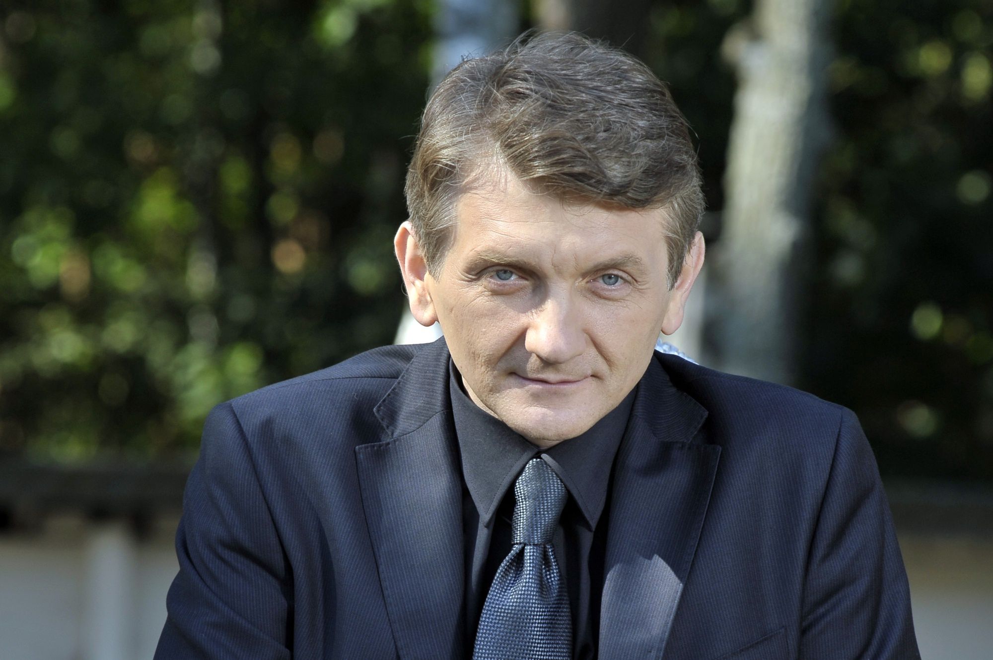 Dariusz Kowalski w roli Janusza Tracza w "Plebanii"