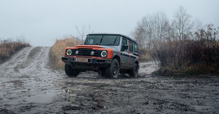 Ineos Grenadier z prawego fotela na torze off-roadowym. Taki powinien być nowy Defender!