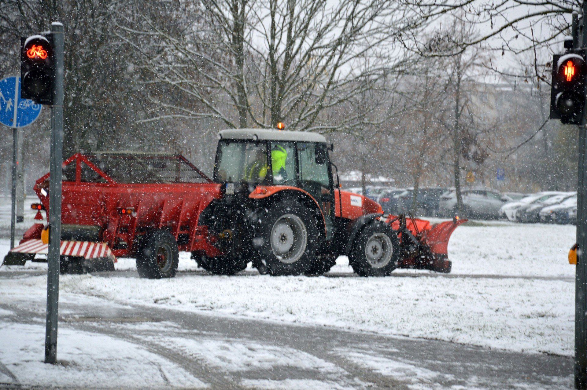 Pług odśnieżający na ulicy Komisji Edukacji Narodowej w centrum Stalowej Woli