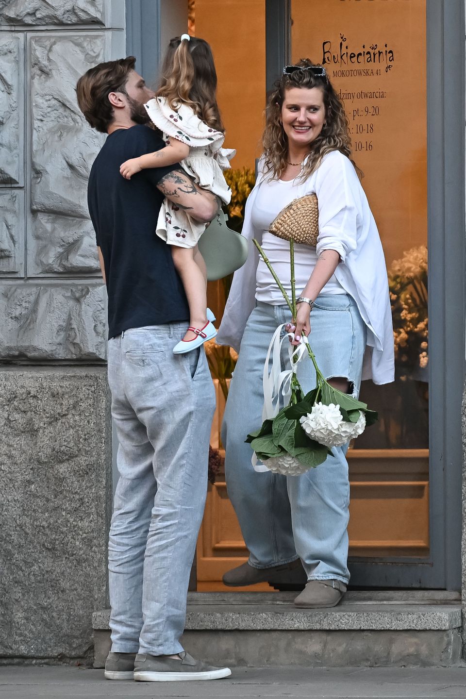 Zofia Zborowska i Andrzej Wrona sfotografowani z córką na mieści