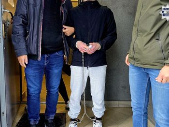 Katowice: 21-latek z Ukrainy zaatakował nożem policjanta. Uratowała go kamizelka kuloodporna