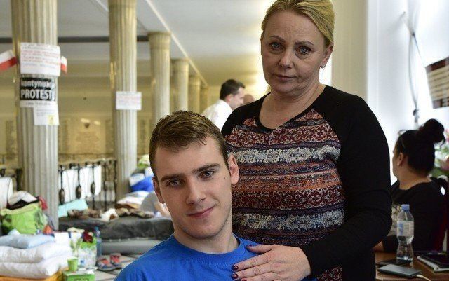 Posłanka Iwona Hartwich z Torunia (KO), mama niepełnosprawnego Jakuba i aktywna działaczka na rzecz poprawy sytuacji osób niepełnosprawnych i ich opiekunów, wystosowała list otwarty do władz wszystkich gmin turystycznych w Polsce. Chodzi o dostępność infrastruktury dla niepełnosprawnych. &#34;Dostęp do plaży to nie łaska&#34;...