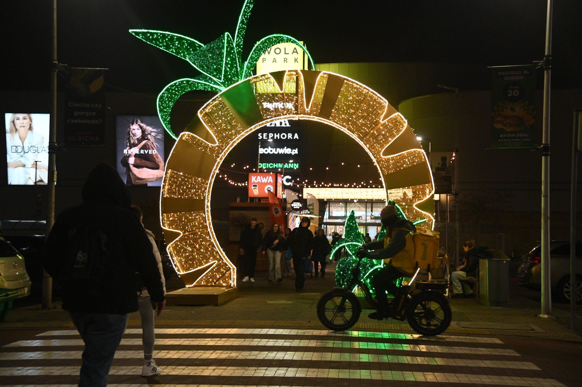 Wola Park z własną świąteczną iluminacją.
