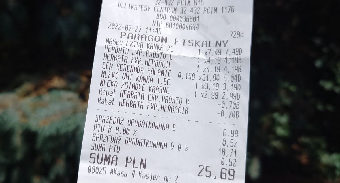 Magda płaci 25,69 zł. "I co ja tak naprawdę kupiłam?" - dziwi się patrząc na produkty wyłożone na kasę 