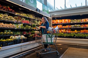 Sprzedaż detaliczna rośnie. Polacy kupują meble i sprzęt