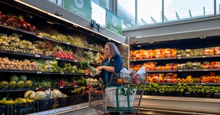 Sprzedaż detaliczna rośnie. Polacy kupują meble i sprzęt