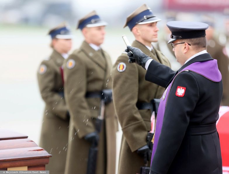 Tylu księży ma etaty w służbach. Ministrowie ujawnili ich zarobki