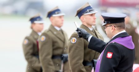 Tylu księży ma etaty w służbach. Ministrowie ujawnili ich zarobki