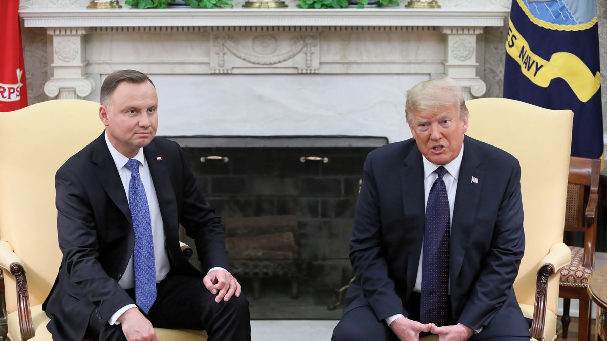Andrzej Duda, Donald Trump
Waszyngton, Stany Zjednoczone Ameryki, 24.06.2020.  Prezydent Andrzej Duda (L) oraz prezydent Stan�w Zjednoczonych Donald Trump (P) podczas rozmowy w Gabinecie Owalnym Bia�ego Domu, 24 bm. w Waszyngtonie. Rozmowy  maj� dotyczy� m.in. wsp�pracy militarnej i handlowej oraz w zakresie bezpiecze�stwa energetycznego. Prezydent RP jest pierwszym szefem pa�stwa odwiedzaj�cym Bia�y Dom po wybuchu epidemii koronawirusa w Stanach Zjednoczonych. Do wizyty dochodzi w trakcie finiszu kampanii prezydenckiej w Polsce. (aldg) PAP/Leszek Szyma�ski
Leszek Szyma�ski
dyplomacja, g�owa pa�stwa, polityk polityka, powitanie, prezydent, wizyta
