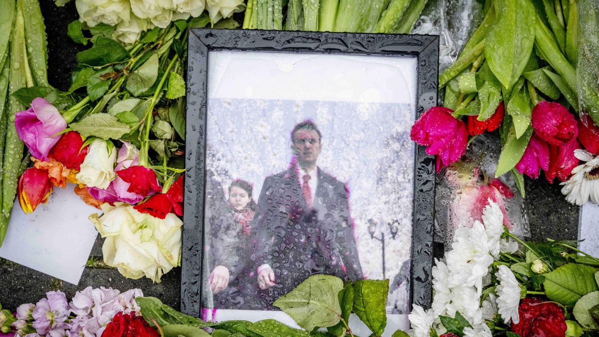 Russian Embassy Covered In Flowers To Honor Alexei Navalny - The Hague
Flowers, signs and pictures lie in front of the Russian embassy in The Hague, The Netherlands on February 22, 2024 to honor the death of opposition leader Alexei Navalny. Navalny died in detention in Russia at the age of 47. President Vladimir Putin has lost one of his most outspoken critics with his death. Photo by Robin Utrecht/ABACAPRESS.COM 
Dostawca: PAP/Abaca
Utrecht Robin/ABACA
Aleksiej Nawalny, flowers