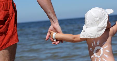 Zakładasz dziecku na plaży "niezgubkę"? Tego nigdy nie wpisuj na opasce