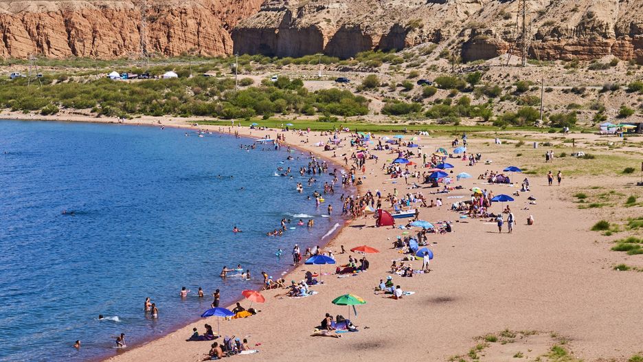 Budowa rusza na jeziorem Issyk Kul, na którym latem można plażo 