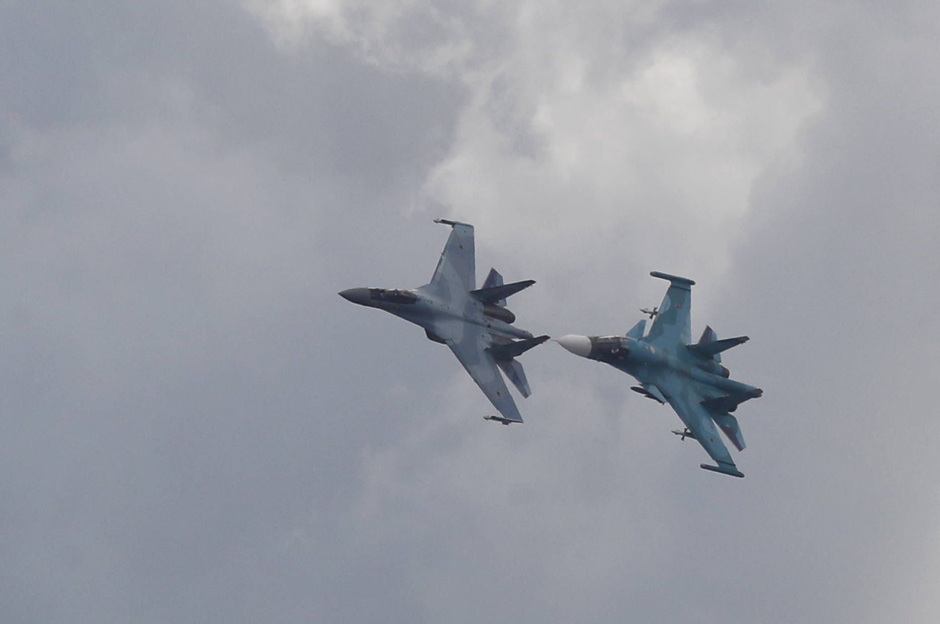 MAKS-2019 International Aviation and Space Salon in Zhukovsky outside Moscow
epa07797742 (L-R) Russian Sukhoi Su-35 multi-role fighter and  Russian Sukhoi Su-34 fighter-bomber/strike aircraft perform during the MAKS-2019 International Aviation and Space Salon in Zhukovsky outside Moscow, Russia, 27 August 2019. MAKS-2019 International Aviation and Space Salon runs from 27 August to 01 September.  EPA/MAXIM SHIPENKOV 
Dostawca: PAP/EPA.
MAXIM SHIPENKOV