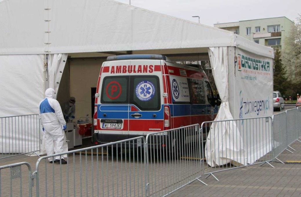 Koronawirus w Warszawie. Olbrzymi korek do namiotu z testami na SARS-CoV-2