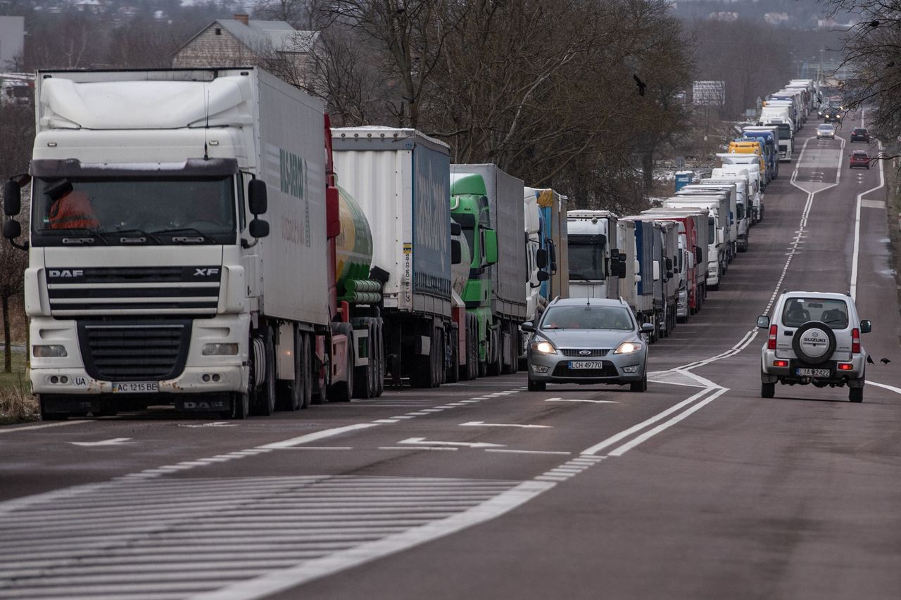 Dorohusk, 23.12.2023. Kolejka ciężarówek do przejścia granicznego 