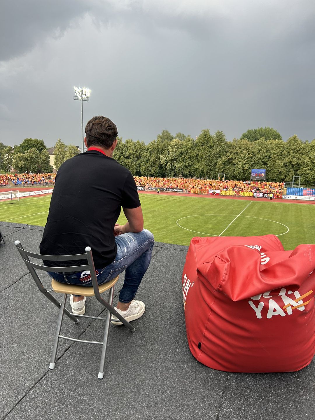 Łukasz Masłowski na dachu stadionu FK Paneveżys