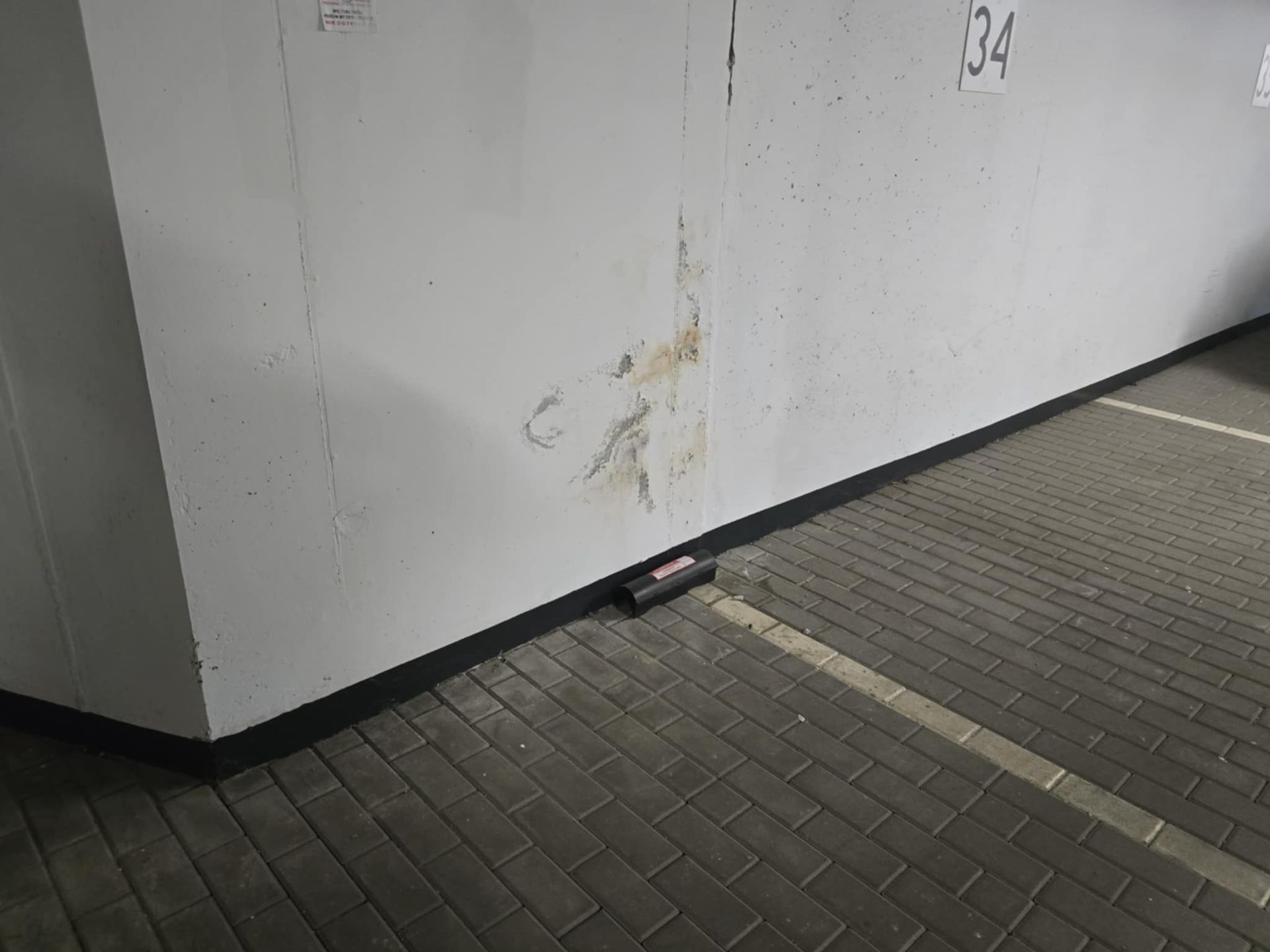 Pęknięcia na ścianie w garażu