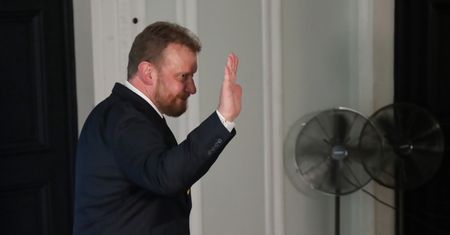 Łukasz Szumowski podaje się do dymisji. "Kapitan ucieka z tonącego statku!"