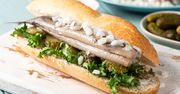 Lubisz śledzie? Zrób z nimi holenderską bułkę rybaka