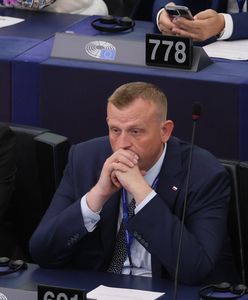 Braun uwięziony w windzie. Pisze na szybie "Help"