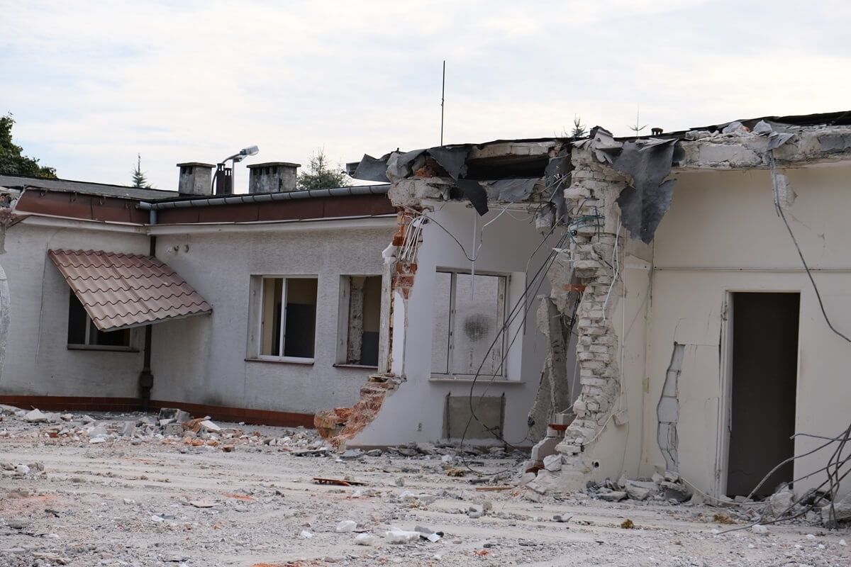 Prace rozbiórkowe starego budynku komisariatu przy ul. Walecznych