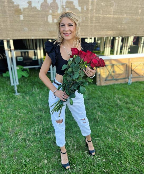 Magdalena Narożna w porwanych jeansach