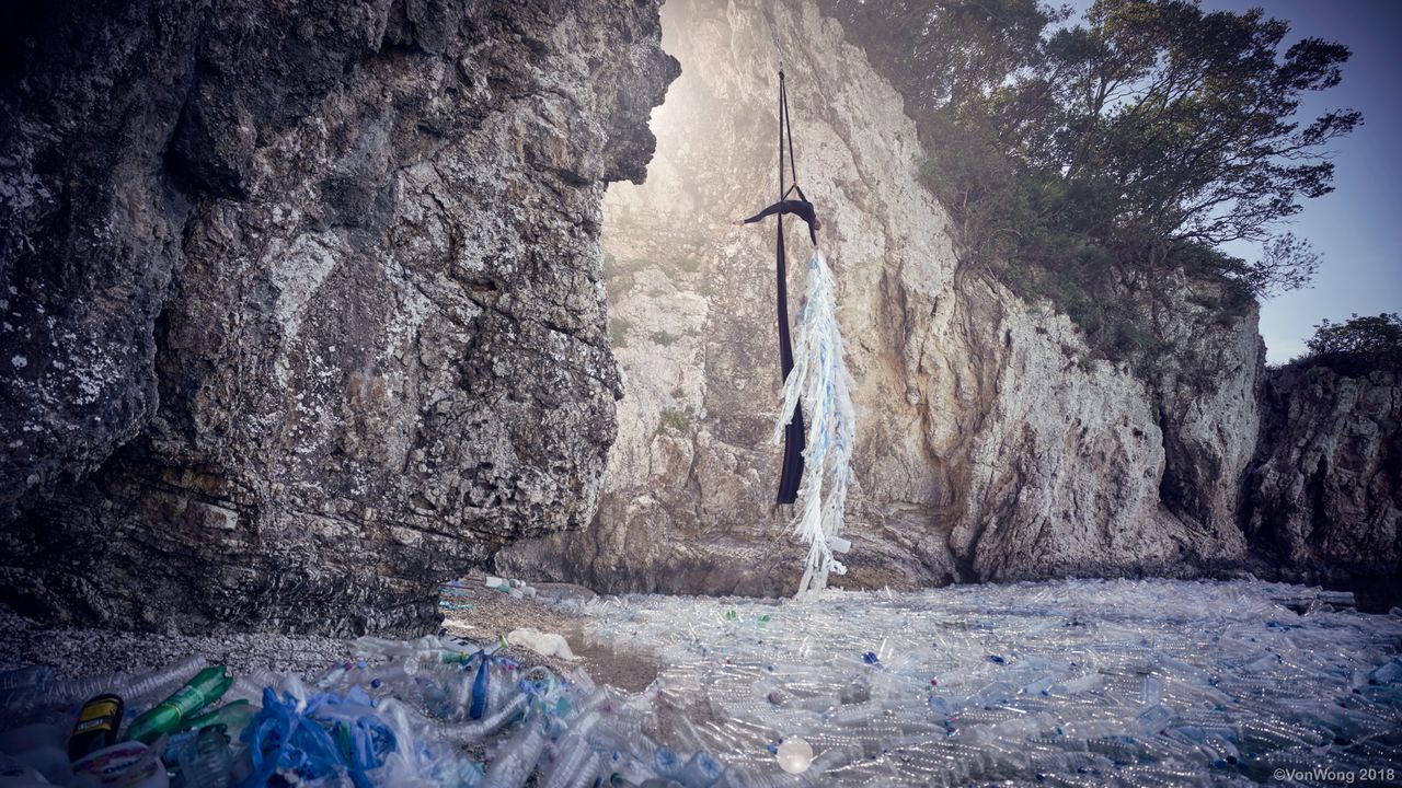 Ostatecznym "śmietnikiem", do jakiego trafia plastik, są oceany. Co roku kończy tam około 8 milionów ton plastikowych śmieci. Problem zanieczyszczenia wód tworzywami sztucznymi jest coraz głośniejszy. Poruszył go również Benjamin Von Wong. Fotograf znany jest z tego, że za pomocą zdjęć porusza palące, trudne problemy naszego świata.