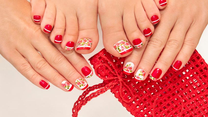 Naklejki na paznokcie są tanie i łatwe w aplikacji