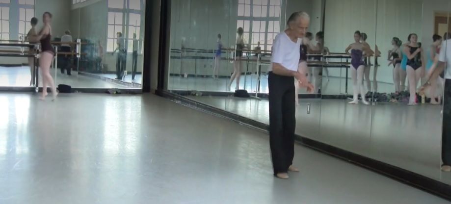 Henry Danton ma 100 lat. Wciąż tańczy, pracuje i podróżuje po świecie.