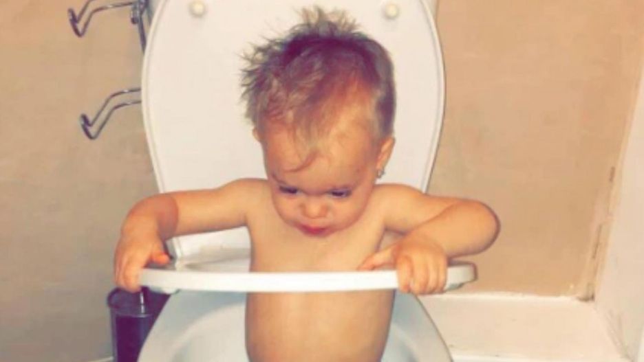 Chłopiec lubi wchodzić w nietypowe miejsca