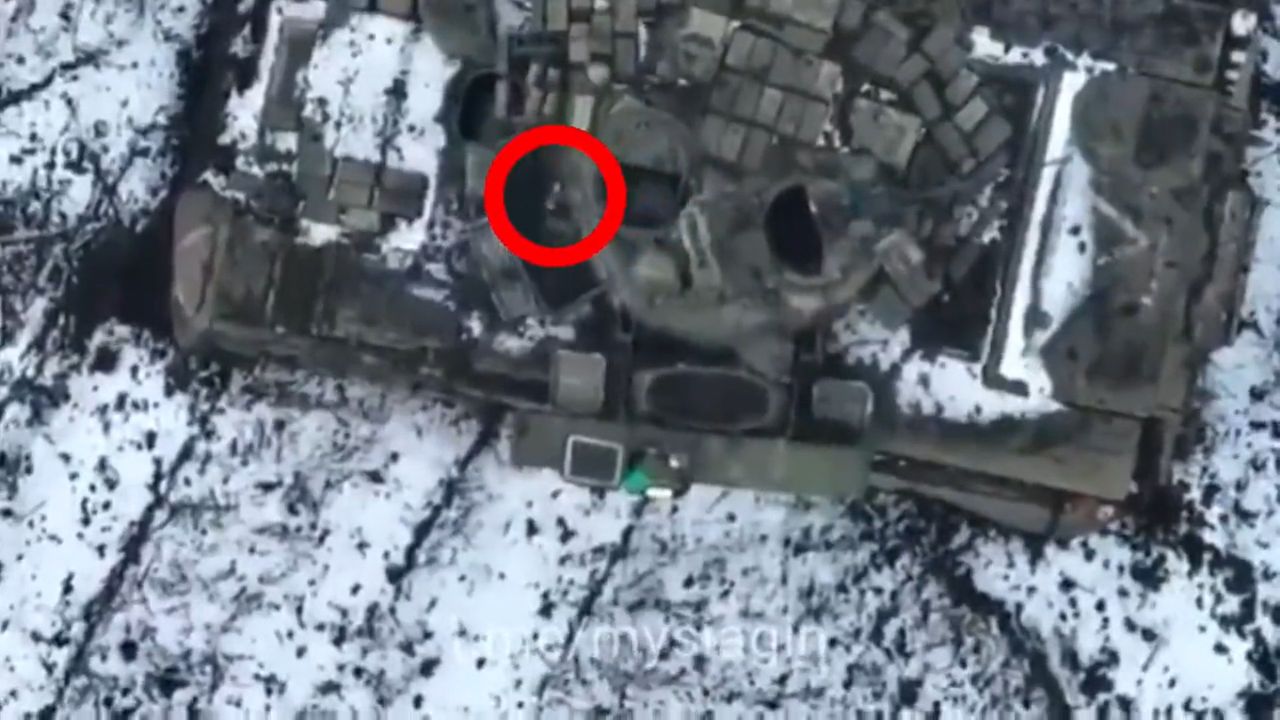 Porzucony rosyjski czołg T-72 tuż przed zniszczeniem przez ukraińskiego drona.