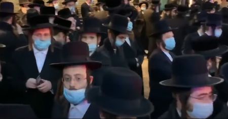 Koronawirus. Żydzi tłumnie przyszli na pogrzeb. Interwencja policji