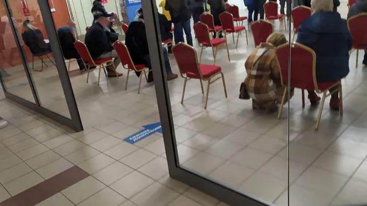 Rzeszów. Chętni oczekujący na szczepienie