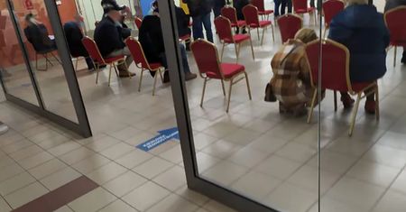 Szczepienia poza kolejnością w Rzeszowie. "Polska liderem chaosu"