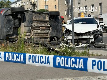 Warszawa: Dachowanie na Bielanach po zderzeniu z przewozem osób. Dwie osoby ranne