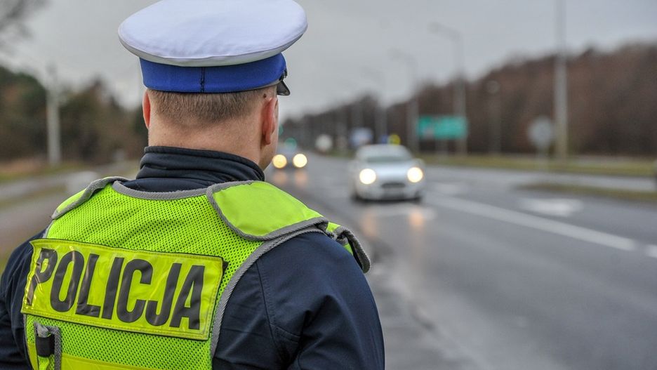 Policja nadzoruje ruch drogowy