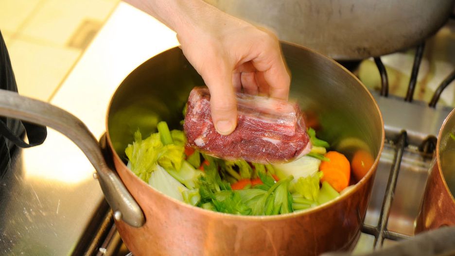 Nigdy nie jedz takiej zupy. Ryzyko raka przełyku wzrasta nawet o 90 proc.