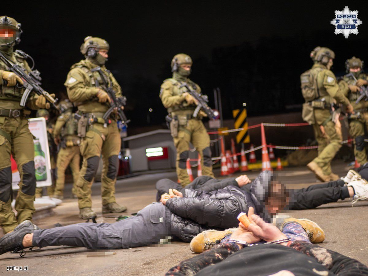 Pseudokibice na celowniku służb. Śląska grupa przemytników migrantów rozbita w międzynarodowej akcji
