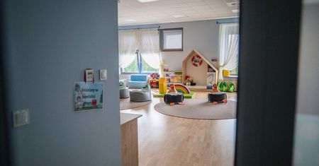 Kuchnia błotna, labirynt i 180 nowych miejsc. Miasto zakończyło rozbudowę żłobka nr 9 za ponad 5,9 mln zł