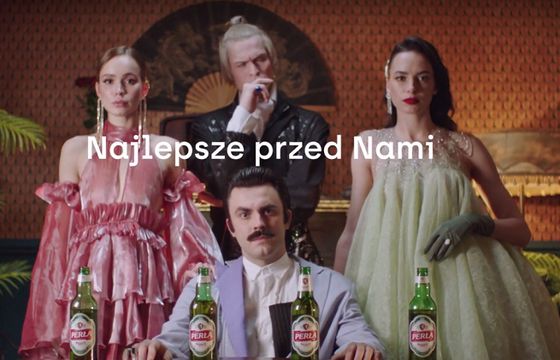 Metamorfozy za stołem w reklamie piwa Perła (wideo)